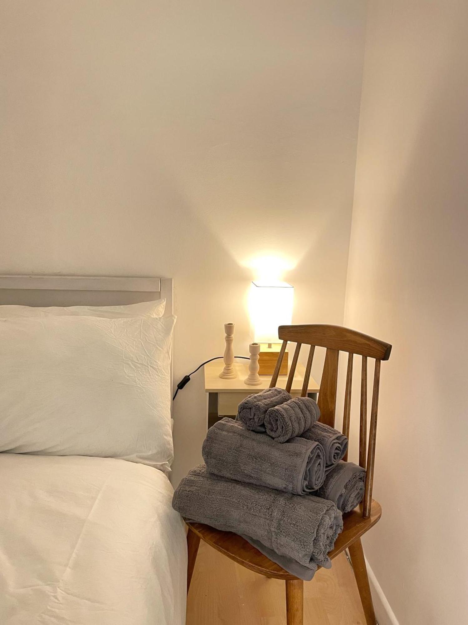 Gazde/Camere de închiriat Canary Wharf Waterside Flat *